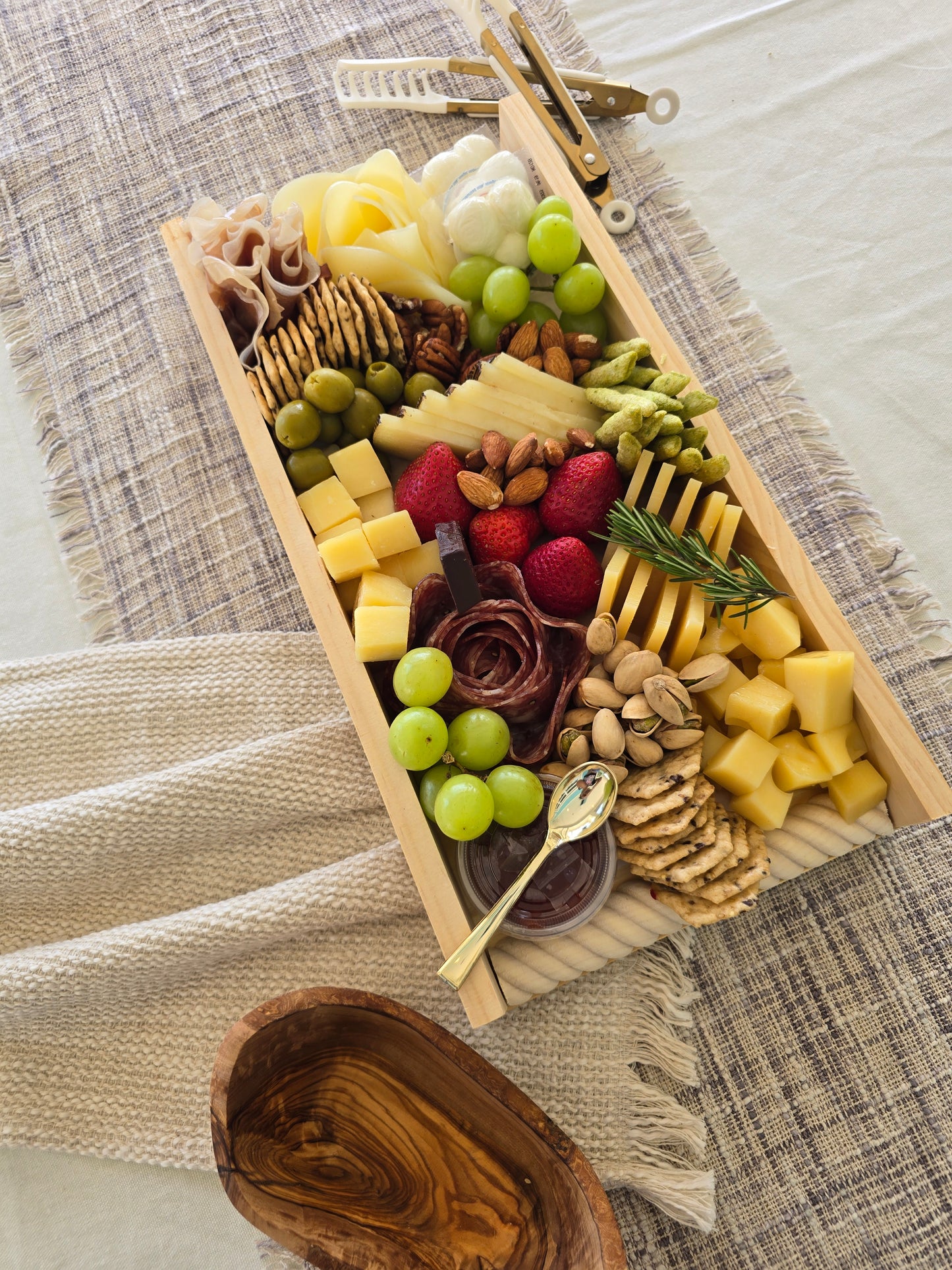 Family cheese board for 4 to 8 people